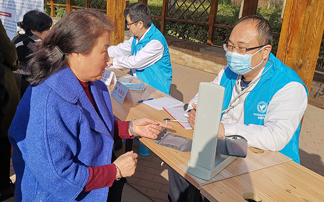 【学雷锋日】江南在线登录入口举办“爱满京城，牵手智慧家医”志愿服务活动(图5)